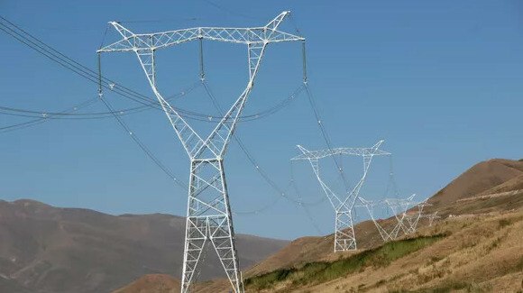 Казахстан Узбекистан и Кыргызстан договорились об обмене электроэнергии на воду Казахстан и Узбекистан будут поставлять электроэнергию в Кыргызстан осенью и зимой взамен получат воду для полива сельхозугодий весной передает ArbatMedia Из за снижения уровня воды в Токтогульском водохранилище три страны договорились о взаимной поддержке в сфере энергетики и водных ресурсов Стороны подпишут трёхсторонний протокол который закрепит условия сотрудничества на предстоящий сезон Кыргызстан испытывающий нехватку электроэнергии в холодное время года получит помощь от соседей В ответ республика обязуется сохранить объёмы воды в водохранилище чтобы весной обеспечить нужды сельского хозяйства Казахстана и Узбекистана Кроме того обсуждены меры по экономии энергии и согласованию действий между энергетическими системами трёх стран для повышения эффективности совместной работы Прислать новость