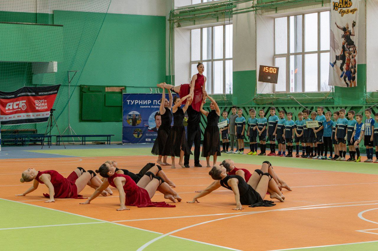 В спортивном зале Великолукской академии спорта прошел двухдневный открытый турнир по футболу среди команд 2015-16 годов рождения. Соревнования посвятили памяти вратаря команды «Луки-Энергии» Алексея Мушенкова, военнослужащего 76 Псковской дивизии,  героически погибшего в зоне специальной военной операции.   На открытии турнира присутствовала семья Алексея - мама Любовь Владимировна, жена Олеся и дочь Надежда. Участников турнира приветствовал ветеран боевых действий, руководитель Ассоциации ветеранов СВО в городе Великие Луки Алексей Фомичев, напомнив собравшимся, что современная история пишется прямо сейчас, и каждый может стать Героем, бескомпромиссно отдав свою жизнь  за Отечество, а первый тренер Сергей Поварещенков вспомнил, как Алексей начинал тренироваться в спортивной школе «Экспресс»  и играть вратарем, потом перешёл в Олимпийскую школу «Зенит» Санкт-Петербурга, в дальнейшем играл за «Луки-Энергия».  С приветственным словом к участникам и гостям соревнования обратилась  и старший социальный координатор филиала фонда в г.Великие Луки Татьяна Щеблыкина: «Футбол- это командная игра, которая развивает чувство товарищества, ответственности друг за друга и командный дух.  Такие соревнования в память о наших бойцах необходимы для патриотического воспитания детей и молодежи, чтобы прививать любовь к Родине. Именно так, посвящая соревнования, матчи памяти наших земляков, отдавших свою жизнь за нашу мирную жизнь, мы увековечиваем их имена, увековечиваем память наших Героев…»