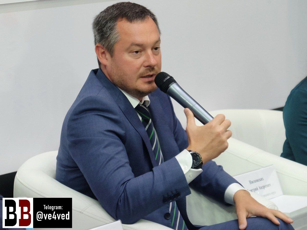 Мэр Сысерти прокомментировал заявление губернатора об отмене строительства мусорного полигона По словам Дмитрия Нисковских, глава региона поблагодарил сысертских депутатов за «государственную позицию» и совместную работу с правительством области. Но концессия просто устарела, там много положений, которые сейчас регион гарантировать не может. Подготовленная для мусорного комплекса площадка ещё пригодится: например, для размещения производственных или сельскохозяйственных предприятий. Это позволит создавать новые рабочие места для жителей Сысерти и окружающих населённых пунктов — сказал Нисковских ЕАН. В 2023 году, когда было инициировано строительство мусорного полигона в Сысертском районе, а мэр публично его поддержал, Дмитрий Нисковских получил премию «Лучший мэр России» разделив первое место с мэром Иркутска . В том же году Нисковских инициировал отъём полномочий у депутатов Сысертской думы по утверждению муниципальных правил землепользования и застройки ПЗЗ , что облегчило принятие на муниципальном уровне решения одобрить строительство полигона, сменив назначение выбранного земельного участка в градостроительных документах. Фото: архив Телеграм-канал Поддержать Подписаться Прислать новость 18+