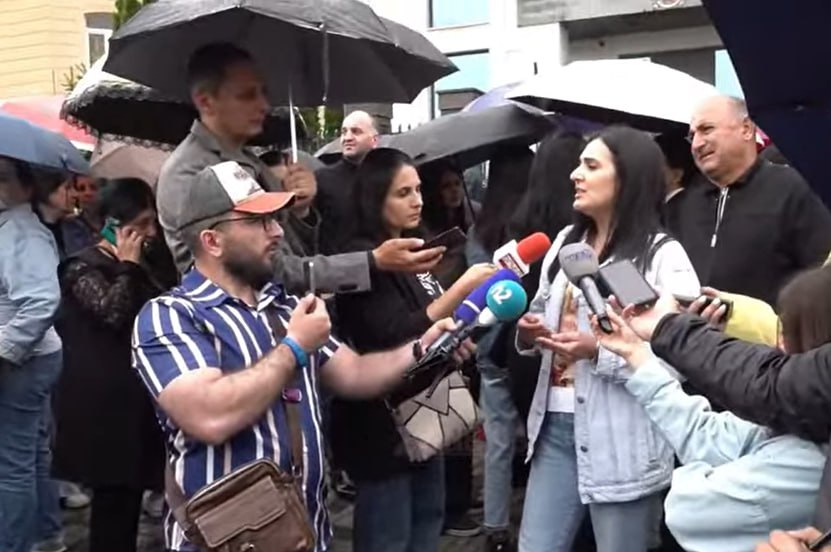 Армянские производители алкоголя протестуют у Посольства Грузии Участники акции протеста требуют встречи с послом Грузии в Армении, чтобы понять, почему производимые ими алкогольные напитки, в основном коньяк, экспортируемые в Россию или страны Балтии, подлежат проверкам в транзитной стране. Они заявили о том, что грузовики с алкогольными напитками задерживаются на дни и недели и подвергаются экспертизе.