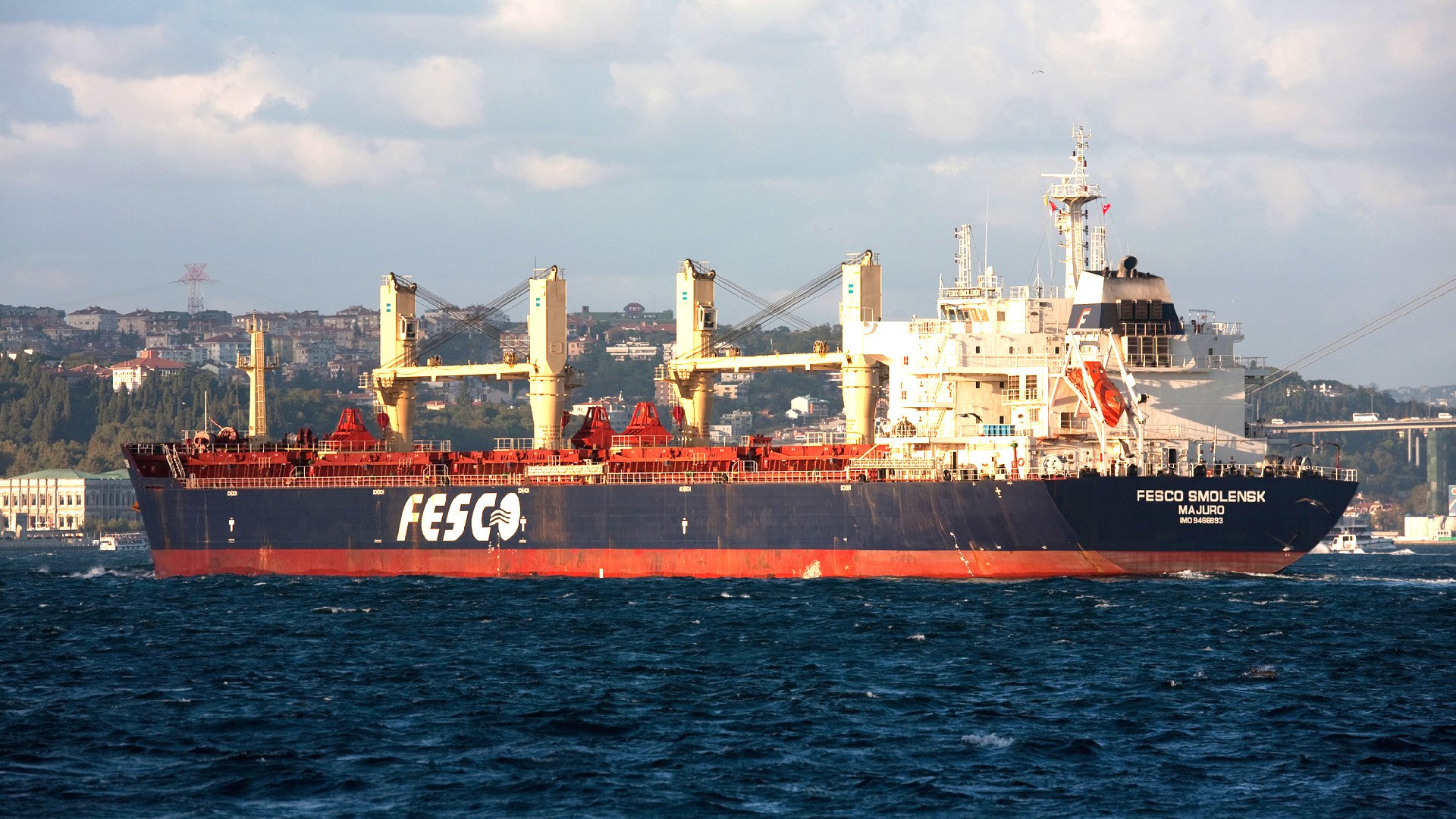 Дальневосточное морское пароходство #FESH  Fesco в 2024 году увеличила перевозки сборных грузов  на 19%  Транспортная группа Fesco в 2024 году перевезла более 31 тыс. куб. м сборных грузов в контейнерах, что на 19% больше, чем в предыдущем году. Импортные перевозки составили порядка 5 тыс. куб. м, внутрироссийские — более 26 тыс. куб. м. Более половины внутрироссийского объема заняли каботажные перевозки на Дальнем Востоке. В импортном направлении Fesco наиболее часто отправляла сборные грузы по маршруту Шанхай — Владивосток.  Источник: fesco.ru