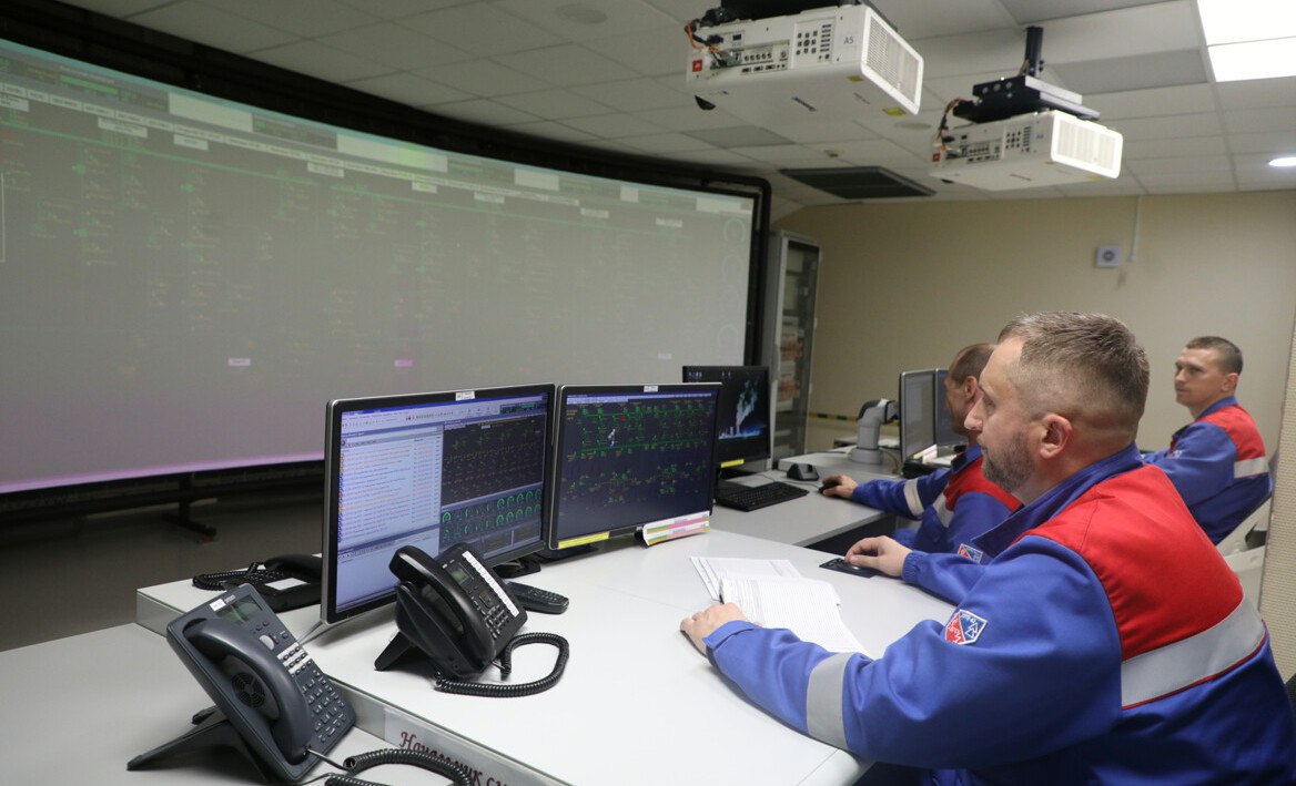 На БелАЭС будет построен дополнительный третий блок Такое решение принято по итогам совещания у Президента Беларуси Александра Лукашенко о результатах работы БелАЭС увеличении электропотребления и предложениях о строительстве новых атомных мощностей Об этом решении сообщил журналистам вице премьер Виктор Каранкевич По результатам совещания принято решение о развитии Островецкой атомной электростанции реализации второй очереди сооружения третьего энергоблока сказал он И параллельно будет организована работа по исследованию площадок на территории Могилевской области Это дополнительное изыскание будет проходить где возможно в дальнейшем в условиях роста электропотребления если потребуется дальнейшее удовлетворение роста электропотребления за счет атомной энергетики развитие атомной энергетики и именно в Могилевском регионе Оба процесса сооружение третьего энергоблока на БелАЭС и исследование площадки в Могилевской области будут идти параллельно пояснил вице премьер