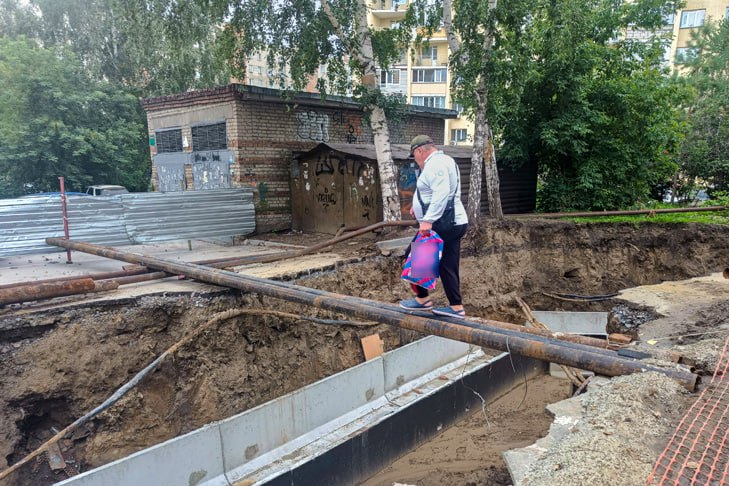 Андрей Травников потребовал сократить сроки разрытий на теплосетях в Новосибирске  Дорожники часто оставляют разрытия на проезжей части на несколько недель и более. Коммунальщики тоже бросают ямы на тротуарах на длительный срок. Такая ситуация вызывает справедливое недовольство горожан.    «У каждого разрытия будет фамилия», — пообещал мэр столицы Сибири Максим Кудрявцев. На сегодняшний день в городе 1751 разрытие, из них устранено в полном объеме 157.   «Нет сил на устранение дефекта — не раскапывай. А если раскопал, значит, в установленный срок во временном варианте восстанови»,  — подчеркнул глава региона.  Андрей Травников потребовал сократить сроки разрытий на теплосетях и организовать систему контроля за восстановлением благоустройства.  Хозяйский подход.    ——————————