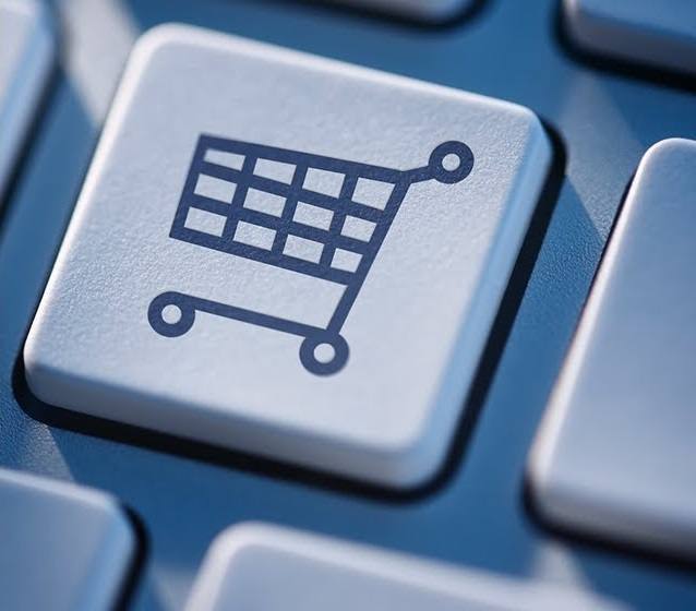 В Солнечном районе оштрафован сотрудник муниципалитета за ограничение конкуренции на закупках через фиктивное предупреждение чрезвычайных ситуаций Прокуратура Солнечного района проверила законность муниципального контракта заключенного в октябре 2025 года с единственным подрядчиком на капитальный ремонт объектов водоснабжения п Амгунь Надзорным ведомством установлено что для освоения бюджетных средств перед заключением контракта администрация Солнечного района ввела необоснованный режим повышенной готовности под предлогом минимизации рисков чрезвычайной ситуации Такой режим позволил заказчику в лице управления коммунального хозяйства в преференциальном порядке допустить к работам ООО Жилсервис 1 без конкурентной борьбы обеспечить преимущество освоения бюджетных средств В начале 2025 года руководители управления жилищно коммунального хозяйства уже привлекались к административной ответственности в виде предупреждения за аналогичные злоупотребления однако не сделали должных выводов Прокурор проанализировав обстоятельства муниципальной сделки возбудил дело об административном правонарушении по ч 4 ст 7 30 1 КоАП РФ в отношении и о начальника управления жилищно коммунального хозяйства Солнечного района за нарушение порядка осуществления закупок  По результатам его рассмотрения должностное лицо оштрафовано на 30 тыс рублей Прокуратура Хабаровского края