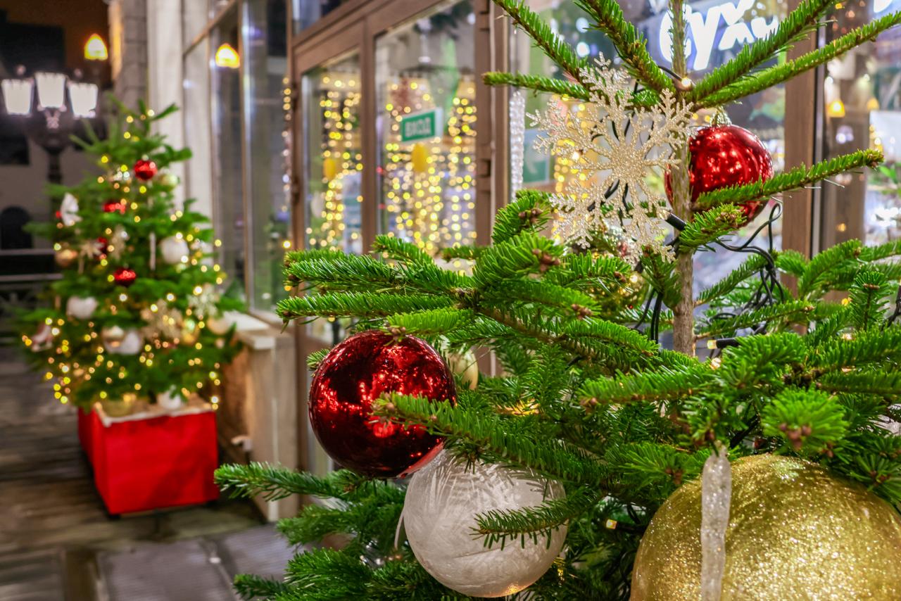 Приятный анонс на ярмарках в Гольянове и Братееве пройдут бесплатные новогодние мастер классы для детей и взрослых Их организовала участница Галина С детства обожаю новогоднюю магию и творческую кухню мастер классов всегда с головой окунаюсь в процесс Здорово что на ярмарках я могу поделиться этим настроением Для меня важно чтобы каждый смог унести с собой не просто поделку а частичку праздника Участники создадут украшения для дома шар из еловых веток подсвечник и другие поделки Все материалы предоставляются организаторами   Готовые изделия можно забрать с собой повесить на елку или подарить близким Расписание мастер классов здесь Самые важные новости Москвы в канале Сергея Собянина в MAX