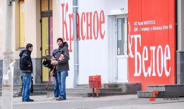 В Мурманской области насчитали более 5 тысяч алкоголиков На 1 е полугодие 2025 года в Мурманской области зарегистрировано 5048 человек с психическими расстройствами из за алкоголя из них 4266 с хроническим алкоголизмом 173 с алкогольными психозами Главный врач наркодиспансера Сергей Колосов отметил 100 г водки уничтожают тысячи нейронов а употребление чаще раза в неделю ведёт к необратимым изменениям мозга снижению интеллекта агрессии психическим расстройствам Подпишись на СЗФОшную