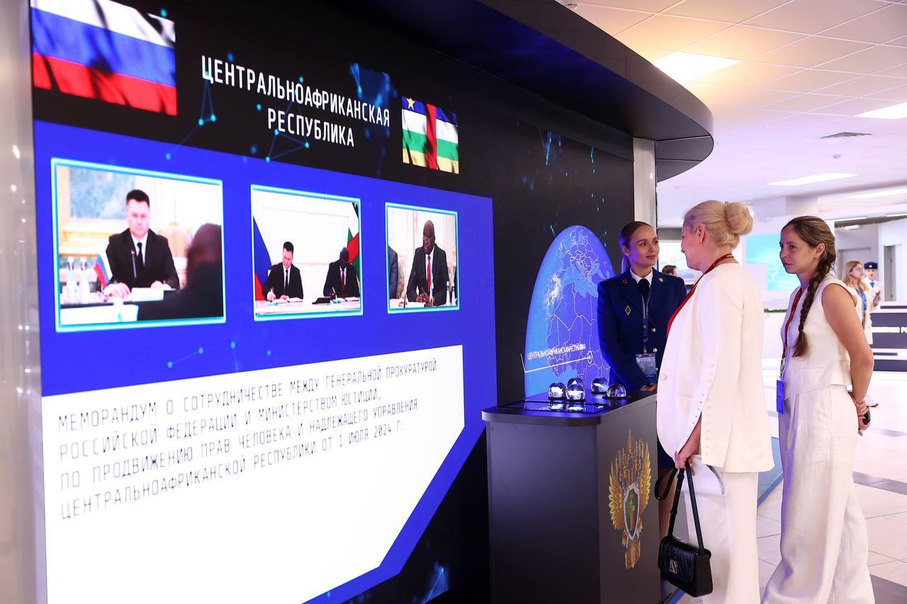 По поручению генпрокурора РФ Игоря Краснова на площадке ВЭФ 2025 16 начал работу стенд Генпрокуратуры России Предприниматели в формате здесь и сейчас могут поделиться с прокурорами актуальными проблемами получить компетентные разъяснения для защиты своих прав в случаях требующих проверки оставить письменное обращение Фото genprocrf PrimaMedia Прислать новость