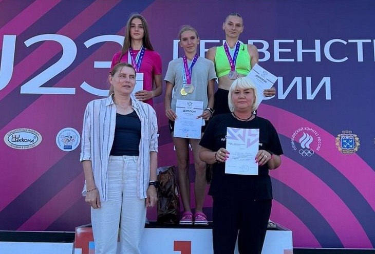 Волгоградка Алина Абраменко победила на молодежном первенстве РФ по легкой атлетике На соревнованиях, которые проходили в Чебоксарах, Алина завоевала золотую медаль в тройном прыжке. Кроме того, в метании копья волгоградский спортсмен Алексей Трубицын на первенстве страны стал четвертым. На этой же строчке по итогам выступления оказалась представительница нашего региона Анна Плотникова в виде «метание молота».