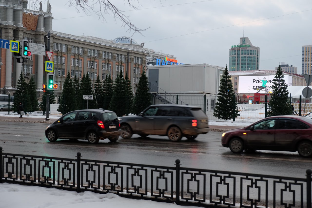 Пока Исторический сквер в Екатеринбурге огораживают для строительства ледового городка, на площади 1905 года продолжается обустройство катка.  Каток будет оформлен искусственными ёлками. Строительством катка занимается команда парка Маяковского. Как рассказал   директор парка Павел Зубакин, будет использован опыт обустройства большого катка в ЦПКиО, который там работает уже не первую зиму.   Фото: Вечерние ведомости