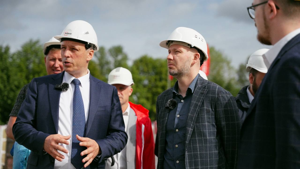 В Санкт-Петербурге рассмотрели вопросы цифровизации строительной отрасли     В рамках рабочей поездки в Санкт-Петербург замминистра строительства и ЖКХ РФ Константин Михайлик ознакомился с проектами строящегося жилья.   В ходе осмотра объектов обсудили цифровые решения, которые застройщик применяет на всех этапах инвестиционно-строительного цикла — от проектирования до эксплуатации, а также на этапе продаж.  ↪  В рамках проекта реализована сквозная система управления строительством, на базе которой создан полный цикл инвестиционно-строительного процесса. ПО для управления строительством на основании технологических карт позволяет организовать производство и приемку работ, проведение планерок и передачу квартир.    Применение цифровых инструментов позволяет достигать застройщикам ощутимых результатов в части соблюдения сроков реализации объекта.   Строительными организациями на встрече были представлены текущие разработки и планы по дальнейшему развитию цифровых продуктов компаний, направленные на эффективное управление проектами, процессами строительства и продажами.