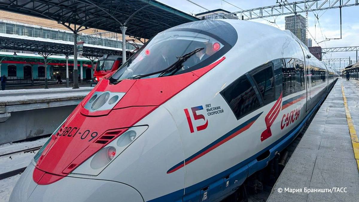 Дополнительные поезда Сапсан будут ходить между Москвой и Санкт Петербургом Они будут ходить ежедневно до 11 января включительно из Москвы поезд 766 в 11 40 из Санкт Петербурга поезд 763 в 11 00 Фото ТАСС