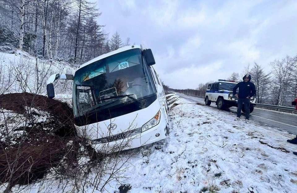 СК завел уголовное дело после ДТП с участием автобуса в Охинском районе  В 11:50 26 октября водитель рейсового автобуса, следовавшего по маршруту № 530 «Оха — Ноглики», при обгоне попутного авто, не справился с управлением, в результате чего транспорт съехал в кювет.  По информации регионального минтранса, в момент аварии в салоне находились 35 пассажиров. Их позже забрал и доставил до пункта назначения дополнительный автобус. Никто не пострадал.  Инцидентом заинтересовалась прокуратура Сахалинской области. Ведомство организовало проверку по исполнению требований законодательства о безопасности дорожного движения.  Следственное управление СК РФ по Сахалинской области по факту аварии завело уголовное дело по ч. 1 ст. 238 УК РФ  оказание услуг, не отвечающих требованиям безопасности .