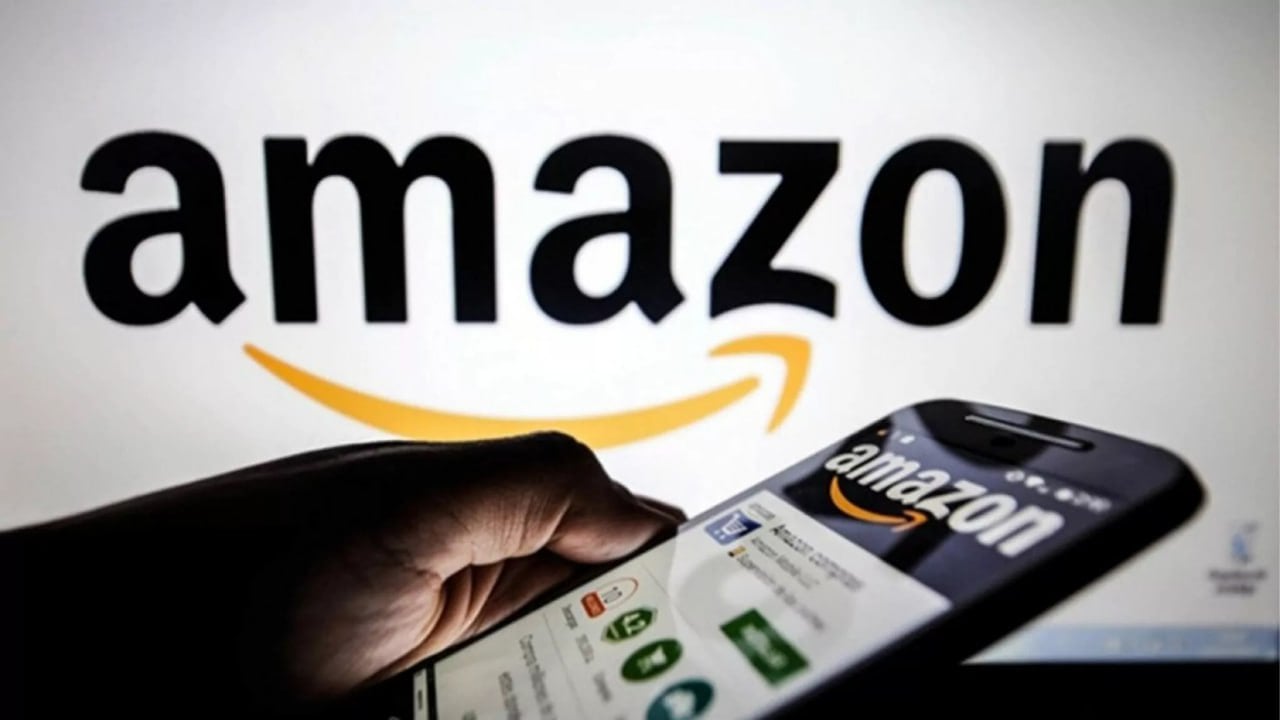 Владельцы умных телевизоров Amazon в США в ярости  Теперь при показе рекламы телевизор сам включает звук, даже если вы его выключили.  Amazon стремится сделать Alexa с генеративным искусственным интеллектом более искусной в поиске контента, связав ее с рекламой на телевизорах Fire TV. Это означает, что, когда пользователи попросят Alexa найти определенный контент, им также будет показана реклама, связанная с их поиском, что потенциально может поставить рекламодателей впереди покупателей.  на главном экране устройства пользователи будут видеть баннерную рекламу, не связанную с развлечениями или медиа. Эти навязчивые объявления занимают основную площадь экрана и не исчезают при навигации пользователя по интерфейсу. Эти агрессивные рекламные меры подрывают ценность и привлекательность Fire TV для покупателей, однако компания пока что никак не комментирует ситуацию.