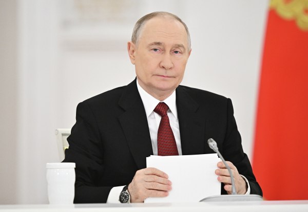 Владимир Путин перечислил сферы где ИИ будет заменять людей Это оптовая и розничная торговля финансовая и страховая деятельность сектор госуправления и некоторые другие В ходе заседания Госсовета президент отметил что в ближайшие семь лет необходимо вовлечь в экономику 12 2 миллиона человек Необходима также оптимизация отраслевой структуры занятости за счёт перераспределение трудовых ресурсов из сфер где требуется и само по себе будет происходить снижение занятости отметил глава государства По его словам надо заранее готовить людей в те секторы где трудовые ресурсы будут востребованы Это обрабатывающая промышленность в том числе высокотехнологичные производства деятельность в области информации связи образования профессиональная научная техническая деятельность пояснил Путин Подписаться на Говорит Москва Telegram VK MAX