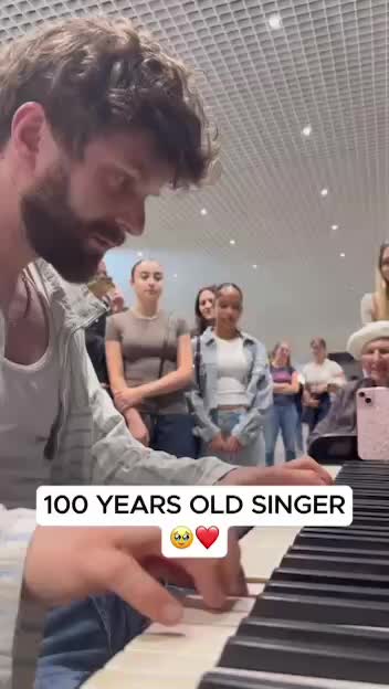 100-летняя оперная певица исполнила 'Аве Марию' на вокзале с уличным пианистом