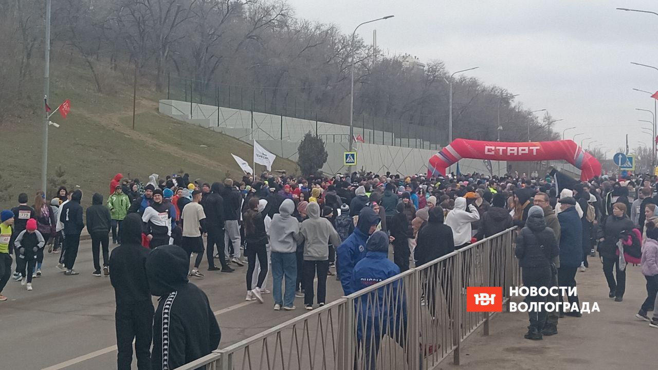 2 февраля на нижней террасе Центральной набережной Волгограда прошёл традиционный легкоатлетический пробег  Пробег посвящён годовщине победы в Сталинградской битве. На старт вышли около 900 человек.  Дистанцию 10 км выбрали 127 участников. На 5 км заявились 349 спортсменов. Самой массовой стала дистанция 1 км – её выбрали 412 человек, в основном школьники.  Лучший результат на 5 км показали профессиональные легкоатлеты Игорь Ломакин – 15 минут 52 секунды. Среди женщин победила Анастасия Федонина.  Забег прошёл по перекрытой Нулевой Продольной. Движение восстановили после 14 часов.           Подписаться