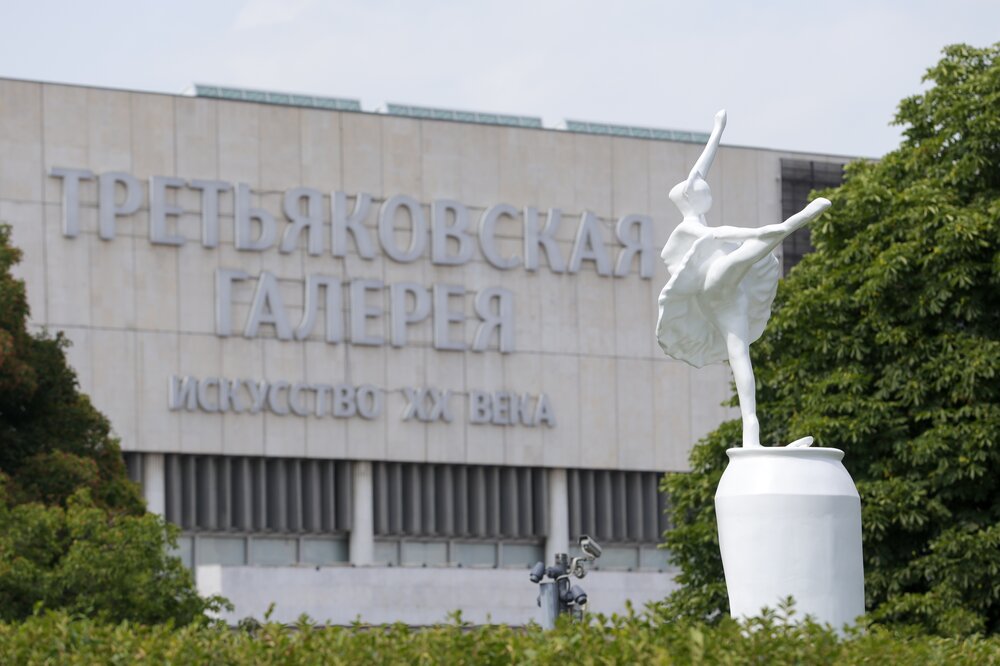 Третьяковка на Крымском Валу перестанет проводить выставки из за состояния здания Ему требуется реконструкция планирование которой начнется в 2026 году Гендиректор музея Елена Проничева надеется что постоянная экспозиция филиала сможет продолжить работу Рассматривается впрочем и возможность перемещения коллекции в Инженерный корпус По словам Проничевой переезд приведет к ротации экспозиции поскольку площадь Инженерного корпуса меньше чем здания на Крымском Валу Если он состоится то не раньше второй половины 2027 года Больше новостей в Daily News