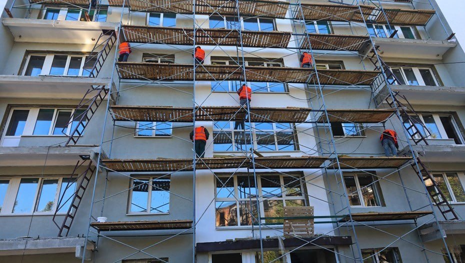 Еще две компании, занятых в восстановительных и строительных работах на территории Луганской Народной Республики, намерены стать резидентами СЭЗ Правительство ЛНР, рассмотрев инвестиционные планы предприятий, одобрило заявки на вступление в свободную экономическую зону Обе фирмы не первый год работают в Республике. Занимаются капитальными ремонтами социальных объектов и жилого фонда. В рамках инвестпроектов предприятия планируют расширить и обновить автопарк специализированной техники, а также приобрести необходимое оборудование. ⏺Напомним также, что Правительство ЛНР одобрило заявку на вступление в СЭЗ от крупного подрядчика, участвующего в благоустройстве и строительстве социальных объектов в Луганске. Оператором свободной экономической зоны СЭЗ является ППК "Фонд развития территорий"