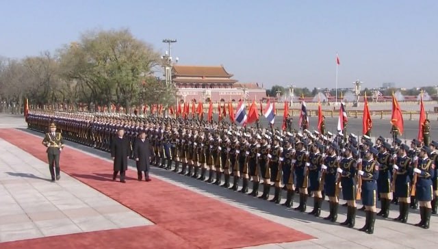 Председатель КНР Си Цзиньпин встретился с королем Таиланда На встрече с Махой Вачиралонгкорном которая прошла в Доме народных собраний в Пекине после торжественной церемонии приветствия Си Цзиньпин отметил что исторический визит тайского монарха в Таиланд первый с момента установления двусторонних дипломатических отношений в 1975 году в полной мере отражает глубину китайско таиландских связей Выразив соболезнования в связи с недавней кончиной королевы матери Сирикит китайский лидер подчеркнул что королевская семья Таиланда внесла важный вклад в укрепление дружбы между двумя странами Си Цзиньпин заявил о намерении вписать новую главу в историю двусторонних отношений и предложил усилить координацию стратегий развития двух стран Китай по его словам готов продвигать сотрудничество по железной дороге Китай Таиланд и другим крупным проектам импортировать больше тайской с х продукции расширять взаимодействие в новых областях таких как ИИ цифровая экономика аэрокосмическая промышленность укреплять культурные связи Кроме того китайская сторона может оказать поддержку в инициативах по сокращению бедности и повышению благосостояния народа Король Таиланда в свою очередь поздравил китайского лидера с крупными достижениями страны в экономическом и социальном развитии и выразил стремление активно учиться на опыте КНР и расширять двустороннее сотрудничество в самых разных областях Китайская Панорама