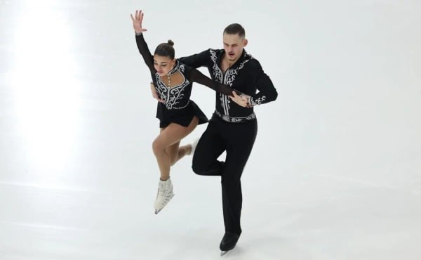 Бывшие российские фигуристы не получили британские визы для участия в ЧЕ Бывшие российские фигуристы Карина Акопова и Никита Рахманин выступающие за Армению в парном катании не получили визы на чемпионат Европы в Великобритании Об этом Акопова сообщила в своем телеграм канале Фигуристка рассказала Матч ТВ что неполучение визы стало для них крайне неприятной новостью Конечно шокирующая новость для нас Визу не дали хотя подавали месяц назад она до сих пор не готова Мы сегодня сидели в Армении ждали визы думали что сегодня получится но к сожалению нет сказала спортсменка 22 летняя Акопова отметила что не знает связано ли это с тем что пара родом из России Чемпионат Европы по фигурному катанию пройдет в Шеффилде с 13 по 18 января Getty Images Подписаться на РБК Спорт