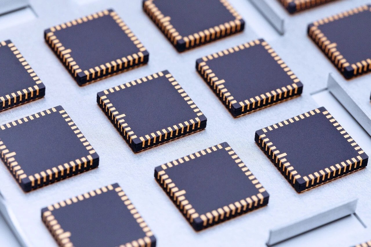 ЗНТЦ научился упаковывать 100 тысяч чипов в месяц Зеленоградский нанотехнологический центр сообщил что в феврале запустит линию по упаковке чипов в полимерные корпуса которая позволит обрабатывать 100 тысяч кристаллов каждый месяц Производство будет запущено в Зеленограде на площади в 1350 м² установлены 161 машина для работы с пластинами на 200 и 300 мм Поддерживаются корпуса PBGA до 1 тысячи контактов FC BGA до 2 5 тысяч и HFCBGA до 8 тысяч полученные чипы могут использоваться где угодно от IoT до военной промышленности Минпромторг выделил на строительство линии 1 4 млрд рублей такое производство должно серьезно поднять долю российских предприятий по корпусовке которая сейчас составляет лишь 6 Мой Компьютер