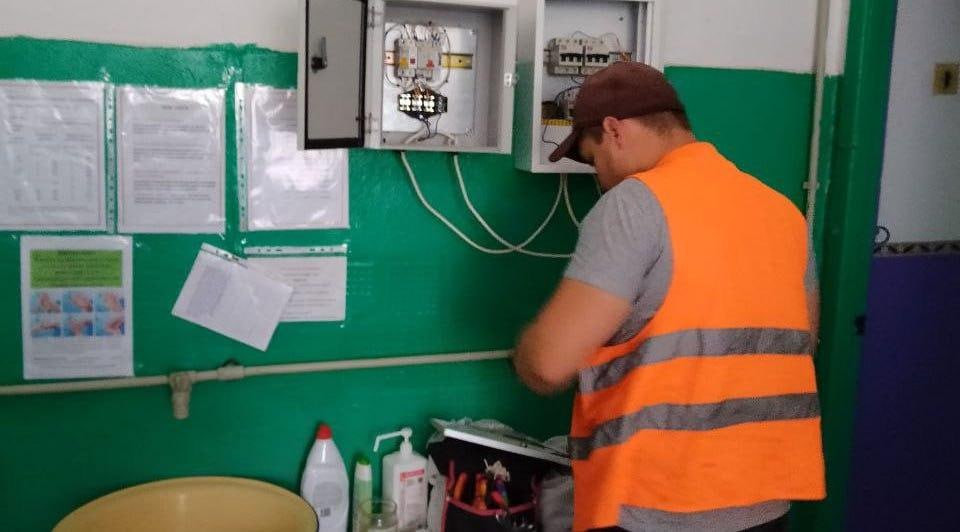 В трех населенных пунктах Чаплинского муниципального округа проведены работы по восстановлению уличного освещения  Жители сел Ильинка, Маркеев и Питомник обратились с коллективным обращением в администрацию Чаплинского муниципального округа  с просьбой посодействовать в восстановлении уличного освещения. Глава Чаплинского муниципального округа поручила директору МКУ «Чаплынский коммунальник» провести работы по ремонту уличного освещения в указанных населенных пунктах.  Специалисты электротехнического отдела МКУ «Чаплынский коммунальник» оперативно произвели ремонт линии электропередач и элементов уличного освещения:  С.Питомник: Заменены 1 фото реле, 2 автомата. С. Ильинка Устранен 1 обрыв линии связи, установлены  6 фонарей, заменены  неисправные элементы оборудования. С. Маркеев Установлено 15 фонарей уличного освещения.