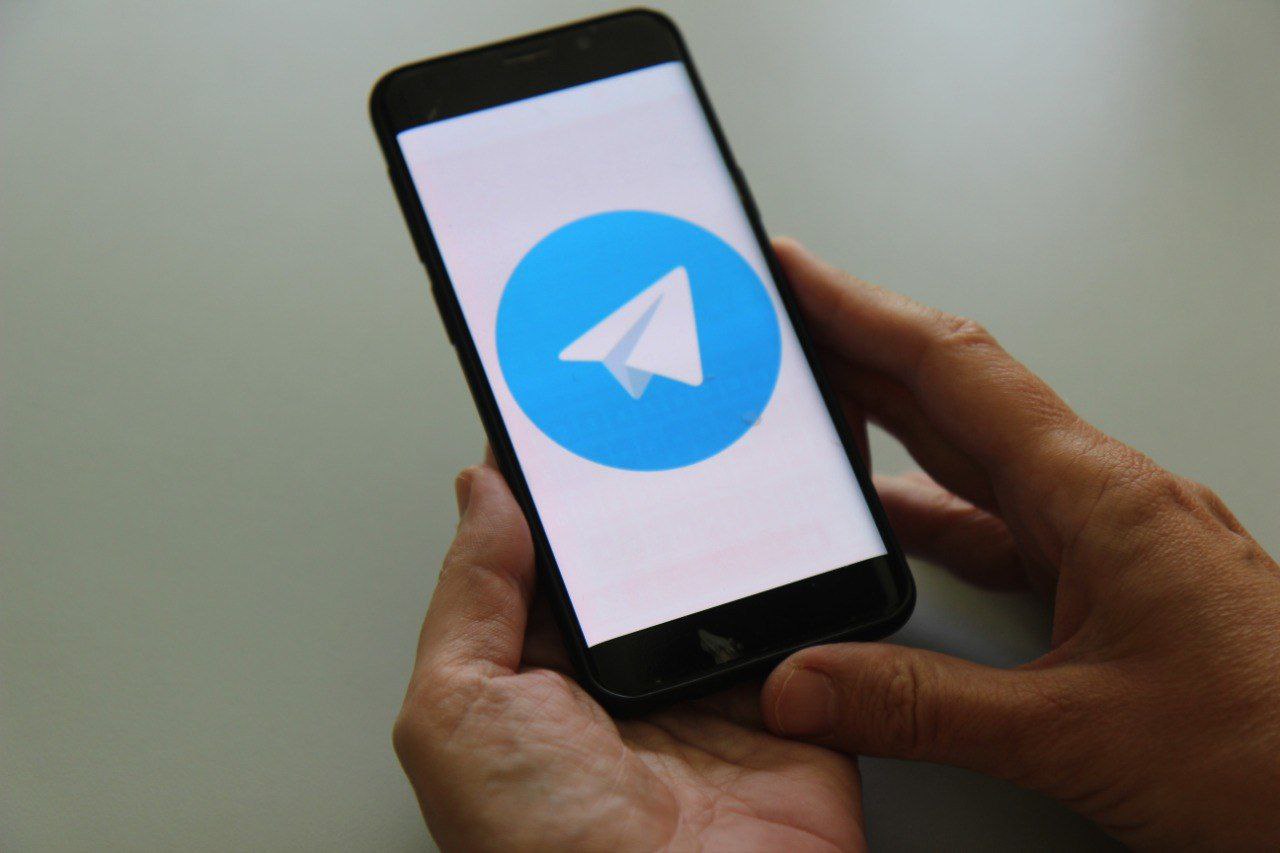 У некоторых абонентов на юге России вновь заработали звонки в Telegram и WhatsApp Ограничение на звонки в этих мессенджерах Роскомнадзор ввёл в середине августа Как сообщает РИА Новости возможность звонить появилась в частности у абонентов в Краснодарском крае Звонки проходят если у обоих абонентов один и тот же оператор связи При разных операторах звонок без VPN не пройдёт Ограничения были введены в рамках борьбы с мошенниками Власти при этом призывают пользоваться государственным мессенджером Max где звонки не ограничивались Meta признана экстремистской и запрещена на территории РФ Югополис Прислать фото или видео