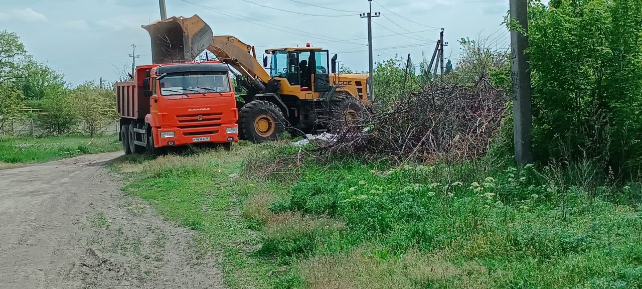 Коммунальщики в действии В рамках ежедневных работ коммунальные службы города Кировска выполнили ряд работ по благоустройству территории городского округа. Продолжили покос травы, обрезку аварийных деревьев, уборку территории, вывезли ТБО с контейнерных площадок. Особое внимание уделяется поддержанию чистоты и порядка в местах массового пребывания граждан, таких как парк, сквер и площадь Ленина. Регулярно проводятся работы по очистке урн. Администрация города Кировска призывает жителей и гостей города соблюдать чистоту и порядок. Вместе мы сможем сделать наш город еще более комфортным и красивым. Также сообщаем, что в Муниципальном бюджетном учреждении «Кировский комбинат коммунальных услуг» открыты вакансии: Сотрудники ритуальных услуг, Специалисты по озеленению, Уборщики, Грузчики, Специалист по закупкам. Своевременная зарплата от 30 000₽. Ждем вас по адресу: ул. Борисова, д. 19. Телефон: +7 85746 4-14-17.