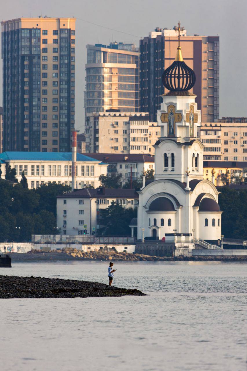 Новороссийск стал одним из самых привлекательных городов для переезда Калининград Новороссийск и Ярославль стали лидерами рейтинга по миграционной привлекательности среди российских городов Противоположную ситуацию демонстрируют Нижневартовск Якутск и Новокузнецк которые оказались наименее привлекательными для переезда сообщает РИА Новости со ссылкой на исследование доктора политических наук декана факультета международных экономических отношений Финансового университета при правительстве РФ Павла Селезнева Помимо тройки лидеров в первую десятку рейтинга вошли Сочи Краснодар Тюмень Санкт Петербург Казань Севастополь и Смоленск Столица России Москва заняла в этом списке 11 е место В исследовании отмечается что несмотря на большое число желающих поселиться в Москве или инвестировать в столичную недвижимость существует и значительный обратный поток мигрантов Мы исходим из того что за качество жизни люди голосуют ногами перебираясь туда где им будет лучше Туда где выше доходы и доступность жилья качество медицины и образования чище вода и воздух лучше экология и климат выше безопасность а также прочие составляющие качества жизни людей объяснил господин Селезнев Исследование анализировало миграционные потенциалы намерения людей переехать или приобрести недвижимость в городах с населением свыше 250 тыс человек Исследование проводилось в три этапа в течение текущего года в нем приняли участие почти 12 тыс респондентов Фото Максим Бессалый Подписаться на каналы Новости Подработка Акции Помощь