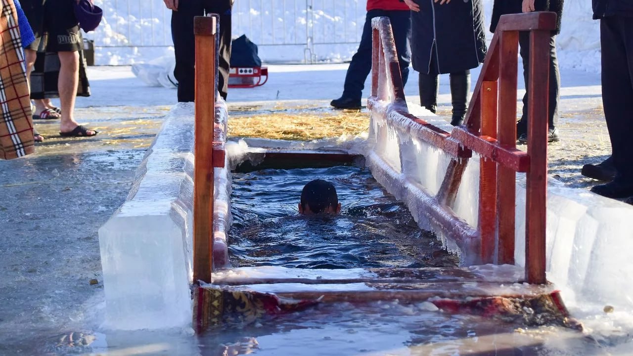 На Крещение в Челябинске откроют 5 купелей    К 19 января в городе планируют открыть, как и в прошлый раз, всего пять купелей:    На Шершневском водохранилище - у пляжа "Каспийский берег" и в поселке Сосновка;   На озере Смолино - у "Солнечного берега" и "Смолино-парка";   На Первом озере - у пляжа "Восточный берег".    Напомним, что ритуал купания в проруби на КРещение Господне отнюдь не является обязательным для верующих, а некоторым людям вообще запрещено нырять в ледяную воду по медицинским показаниям.    Вести Южный Урал   Челябинск