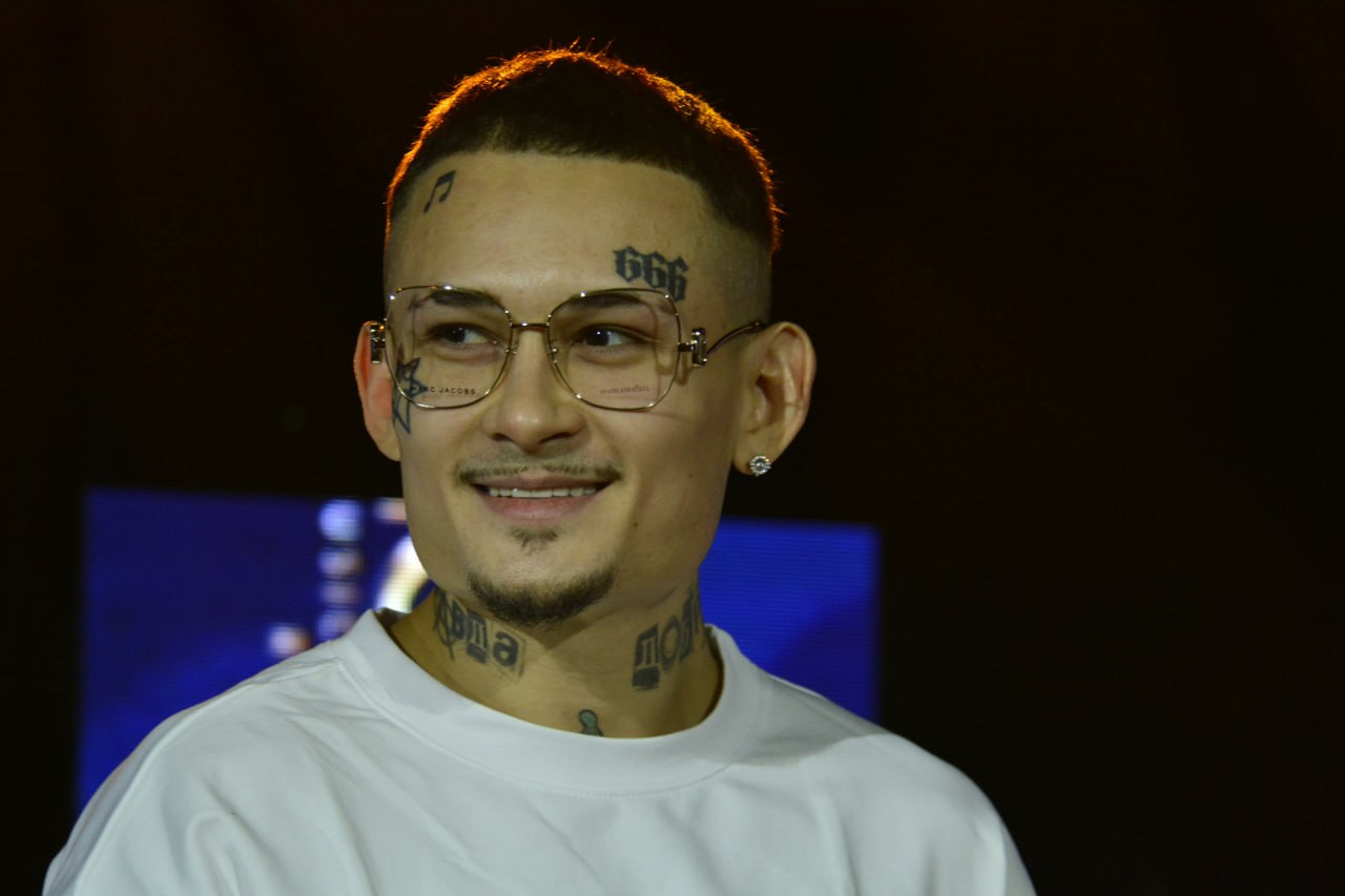 Литва запретила на десять лет въезд российскому исполнителю Алишеру Моргенштерну внесен в России в реестр иноагентов Об этом представитель департамента миграции Рокас Пукинскас сообщил агентству BNS По его словам ограничение на въезд ввели после предложения Министерства иностранных дел Латвии направленного 6 ноября на основании того что Моргенштерн может представлять угрозу государственной безопасности Фото Павел Кашаев Global Look Press Самые важные новости в телеграм канале РБК