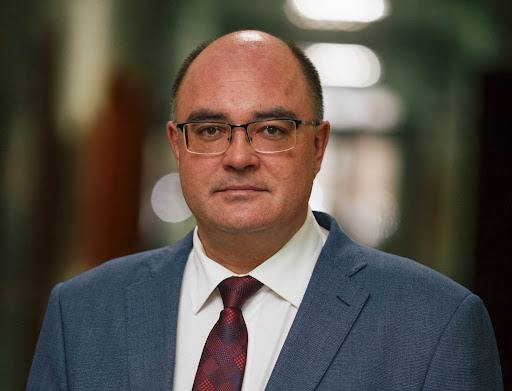 Ректор Чувашского ГАУ Андрей Макушев возглавил Минсельхоз республики Указ о назначении подписал глава региона Олег Николаев, сообщается на сайте министерства. Андрей Макушев — заслуженный работник сельского хозяйства Чувашии. В аграрной отрасли работает более 13 лет. С 2012 года руководил учебно-опытным хозяйством «Приволжское» Чувашской государственной сельхозакадемии, в 2016 году стал ректором вуза. / Наши каналы