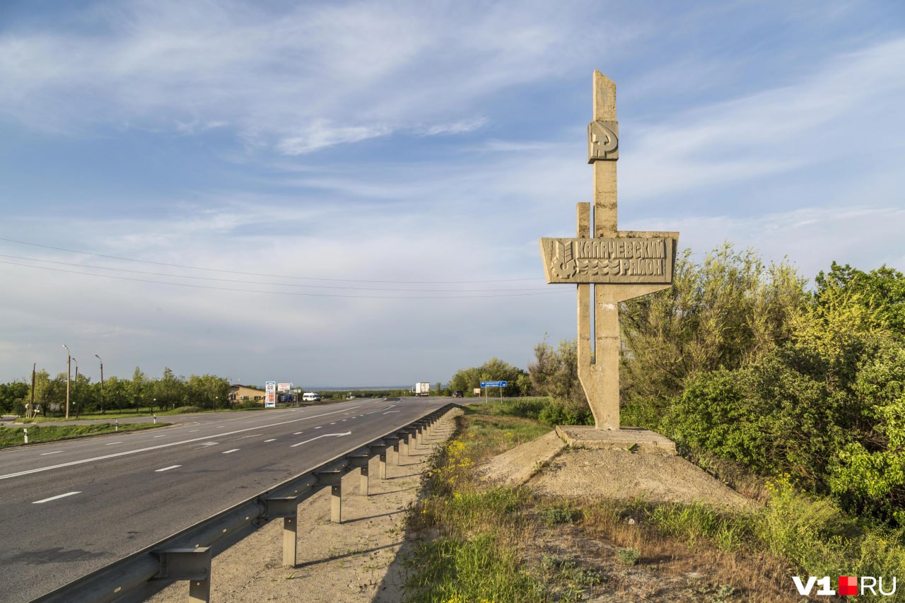 В Калачевском районе Волгоградской области бесправный водитель отправил в больницу двух школьниц. По данным ГУ МВД России по Волгоградской области авария произошла днем 9 августа.  — В 14:30 водитель, не имеющий права на управление транспортными средствами, управляя автомобилем Skoda Rapid, напротив дома № 11 по переулку Донской в селе Ильевка не справился с управлением и совершил съезд с дороги с последующим наездом на опору ЛЭП. В результате ДТП 13-ти и 14-летние пассажирки автомашины доставлены в медучреждение.  Редакция   уточняет состояние пострадавших в региональном комитете здравоохранения.