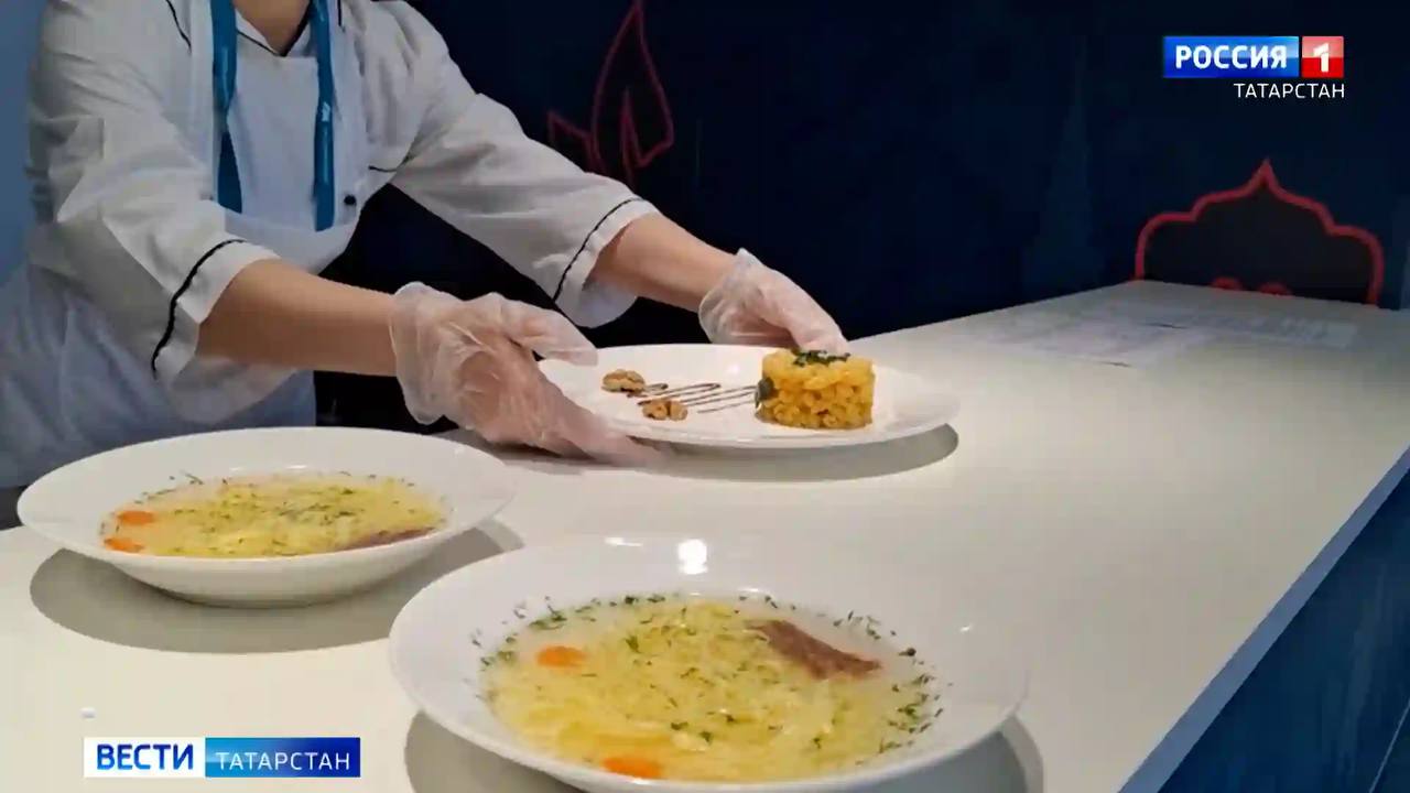 Роспотребнадзор не нашел связи отравления туристов с питанием в казанском отеле Специалисты Управления Роспотребнадзора по Татарстану не выявили связи между случаями отравления туристов и питанием в ресторане казанского отеля Amaks Сафар отель Об этом сообщили в пресс службе ведомства Татар информу Ранее в мессенджерах распространялась информация что постояльцы гостиницы были госпитализированы с сальмонеллёзом и якобы заразились после приёма пищи на шведском столе После получения сообщений о девяти заболевших туристах специалисты Роспотребнадзора провели санитарно эпидемиологическое обследование ресторана Все заболевшие прибыли в Казань 16 октября из Москвы одним автобусом а симптомы появились уже на следующий день В больницу были госпитализированы восемь человек из них у семи диагноз сальмонеллёз подтвердился лабораторно Все пациенты уже выписаны Проверка выявила отдельные нарушения санитарно дезинфекционного режима однако сальмонелла в пробах продуктов смывах и у персонала обнаружена не была С учётом инкубационного периода данных лабораторных исследований и факта что заболевшие питались в разных местах по пути в Казань специалисты пришли к выводу что заражение не связано с питанием в ресторане отеля Подписаться Сообщить новость Вести Татарстан в MAX