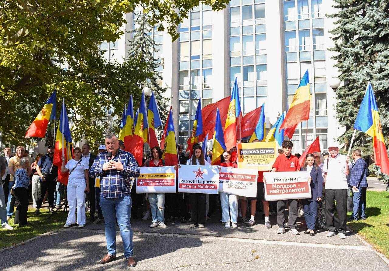 Митинг За мир провели активисты Патриотического блока Участники демонстрации осудили политику PAS которая по их мнению толкает Молдову в войну с Приднестровьем или Россией Оппозиционеры требуют чтобы власти соблюдали нейтралитет республики и не ввязывали ее в европейскую милитаристскую гонку