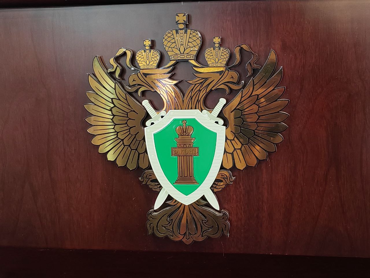 Суд в Бурятии приговорил Галсана Дареева к 8 годам лишения свободы Как сообщает прокуратура республики бывший зампредседателя Правительства республики министр сельского хозяйства и продовольствия республики признан виновным по п б ч 5 ст 290 УК РФ получение взятки ч 2 п е ч 3 ст 286 УК РФ превышение должностных полномочий Установлено что в 2022 году используя свое должностное положение осужденный получил через посредника путем вымогательства от руководителей двух аграрных предприятий республики две взятки на общую сумму 195 тыс рублей Вознаграждения получены за беспрепятственную проверку предоставляемых данными сельхозпроизводителями документов на субсидии и дальнейшему принятию положительного решения по их выдаче Кроме того в 2022 2023 годах занимая вышеуказанную должность он дал неправомерные указания своему подчиненному о получении от представителей 17 предприятий сельскохозяйственной отрасли республики денежных средств под видом договоров пожертвований и иным документам якобы для нужд министерства сельского хозяйства и продовольствия республики которые не связаны с решением стоящих перед ведомством задач Сегодня суд с учетом мнения государственного обвинителя назначил виновному наказание в виде 8 лет лишения свободы с отбыванием в исправительной колонии строгого режима со штрафом в размере 600 тыс рублей а также запрет занимать должности на государственной и муниципальной службе сроком на 5 лет В доход государства конфискован денежный эквивалент взяток в размере 195 тыс рублей Глава Бурятии пока не прокомментировал это решение предыдущий комментарий можно посмотреть по ссылке выше Фото Новая Бурятия