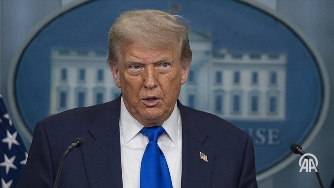 Президент США Дональд Трамп выступил с резкой критикой в адрес американских телеканалов ABC и NBC обвинив их в создании фальшивых новостей и призвав Федеральную комиссию по связи FCC аннулировать их вещательные лицензии В публикации в социальной сети Трамп заявил что указанные каналы публикуют преимущественно негативные материалы о его президентстве и назвал их двумя худшими и наиболее предвзятыми каналами в истории Несмотря на мою высокую популярность и то что по мнению многих мой президентский срок является одним из лучших 8 месяцев в истории президентства два худших и наиболее предвзятых канала в истории ABC и NBC публикуют фальшивые новости сообщая обо мне на 97 негативно отметил глава Белого дома Подробнее на нашем сайте v aa com tr 3668060 24 7 в сутки с Агентством Анадолу