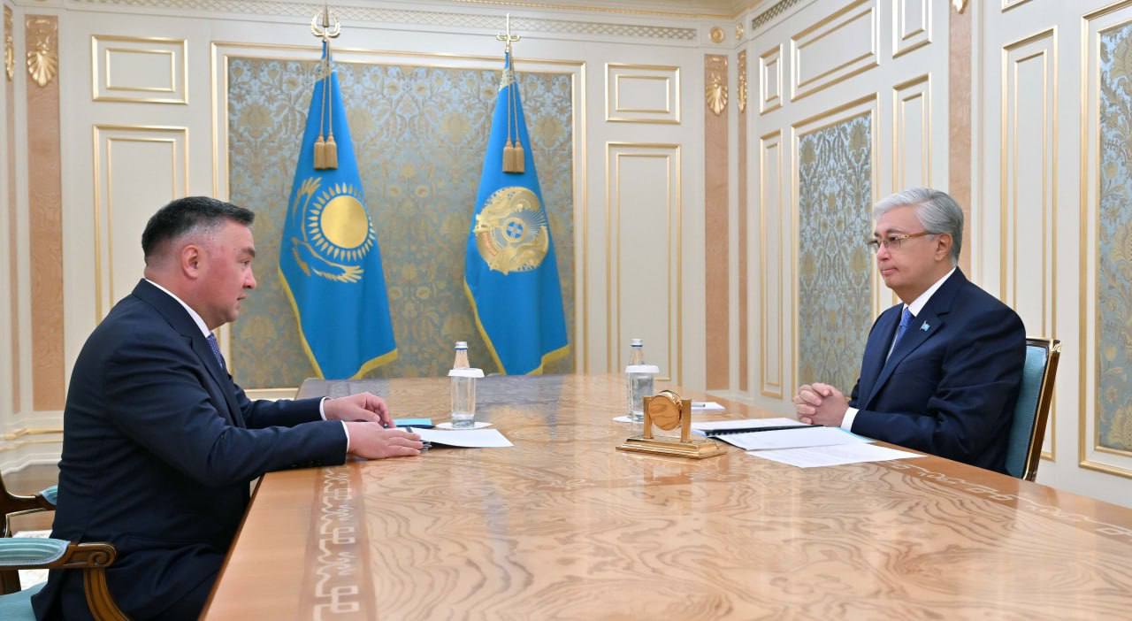Президент принял председателя Верховного суда Асламбека Мергалиева Глава государства заслушал отчет о деятельности судебной системы за январь июль 2025 года Асламбек Мергалиев отметил рост числа гражданских дел завершённых с применением альтернативных способов урегулирования с 61 тыс до 76 тыс на 24 В спорах с госорганами незаконными признаны 2 6 тыс актов административных органов и должностных лиц В уголовном процессе увеличилась доля отказов судов в санкционировании арестов с 23 до 37 а количество оправданных выросло с 59 до 88 С 1 июля начали работу самостоятельные кассационные суды за первый месяц туда поступило почти 5 тыс жалоб и протестов Президент подчеркнул необходимость дальнейшей работы по укреплению доверия общества к судебной системе и повышению качества правосудия baq rus