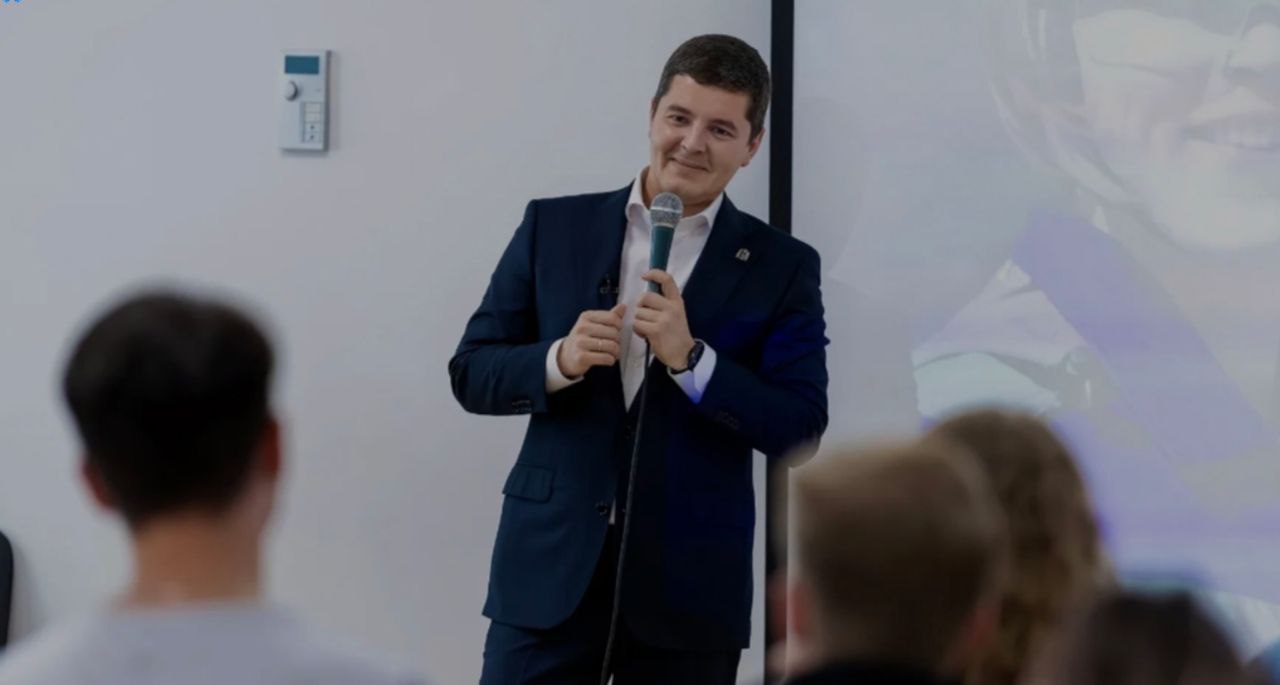 Молодежь приезжает на Ямал, чтобы строить карьеру По словам губернатора ЯНАО, в округ едут выпускники из разных уголков страны. Вместе с этим растет и уровень демографии, повышается качество образования. Также глава ЯНАО отметил, что регион должен стать «лучшей территорией детства». В приоритете — создание комфортной инфраструктуры для семей с детьми. #Ямал #Молодежь #ЖителиЯмала #Карьера #Работа