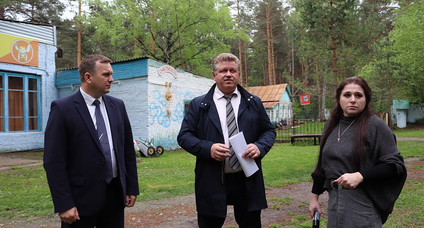 В загородных оздоровительных лагерях Барнаула обновляют материально-техническую базу Сегодня, 14 мая, председатель комитета по образованию Андрей Муль совершил рабочий выезд в загородный лагерь «Медвежонок», где проверил ход работ по установке модульного медицинского блока. В выезде также приняли участие заместитель председателя Василий Губанов, представитель подрядной организации Руслан Живов и начальник лагеря «Медвежонок» Анна Овчаренко. Напомним, в 2025 году администрация города приняла решение оснастить лагерь современным медпунктом, соответствующим всем требованиям законодательства. На эти цели из средств городского бюджета было выделено 20 млн рублей. Данные средства направлены на производство и установку модульного блока, а также оснащение его оборудованием. Андрей Муль подчеркнул, что создание безопасных и комфортных условий для детей, включая качественное медицинское сопровождение, является ключевой задачей при организации летнего отдыха: «В последние годы нам удалось значительно обновить материально-техническую базу лагерей. Однако современные требования законодательства обязывают нас обеспечить не только комфорт, но и полное соответствие стандартам, включая качественное медицинское сопровождение отдыхающих». Медпункт состоит из 6 модульных блоков, на сегодняшний день подрядной организацией установлено 4 из них. Здесь будут располагаться склад, кабинет медсестры, две комнаты, душевая комната с тамбуром, буфет, фильтр, изолятор, процедурный кабинет, кабинет приема врача и туалетные комнаты. Анна Овчаренко, начальник лагеря «Медвежонок», рассказала о подготовке: «На данный момент уже утверждён перечень оборудования для медицинского блока, поставка запланирована на конец мая. Всё оснащение будет новым, включая кровати, тумбочки, водонагреватели и другое необходимое оборудование». Андрей Муль уточнил, что все работы должны быть завершены до начала приемки лагеря, которая запланирована на начало июня. Сейчас на контроле остается своевременная поставка оборудования и выполнение работ подрядчиками в установленные сроки. Новый медблок позволит «Медвежонку» не только соответствовать всем требованиям, но и обеспечит круглосуточную медицинскую помощь детям в течение всего летнего сезона.