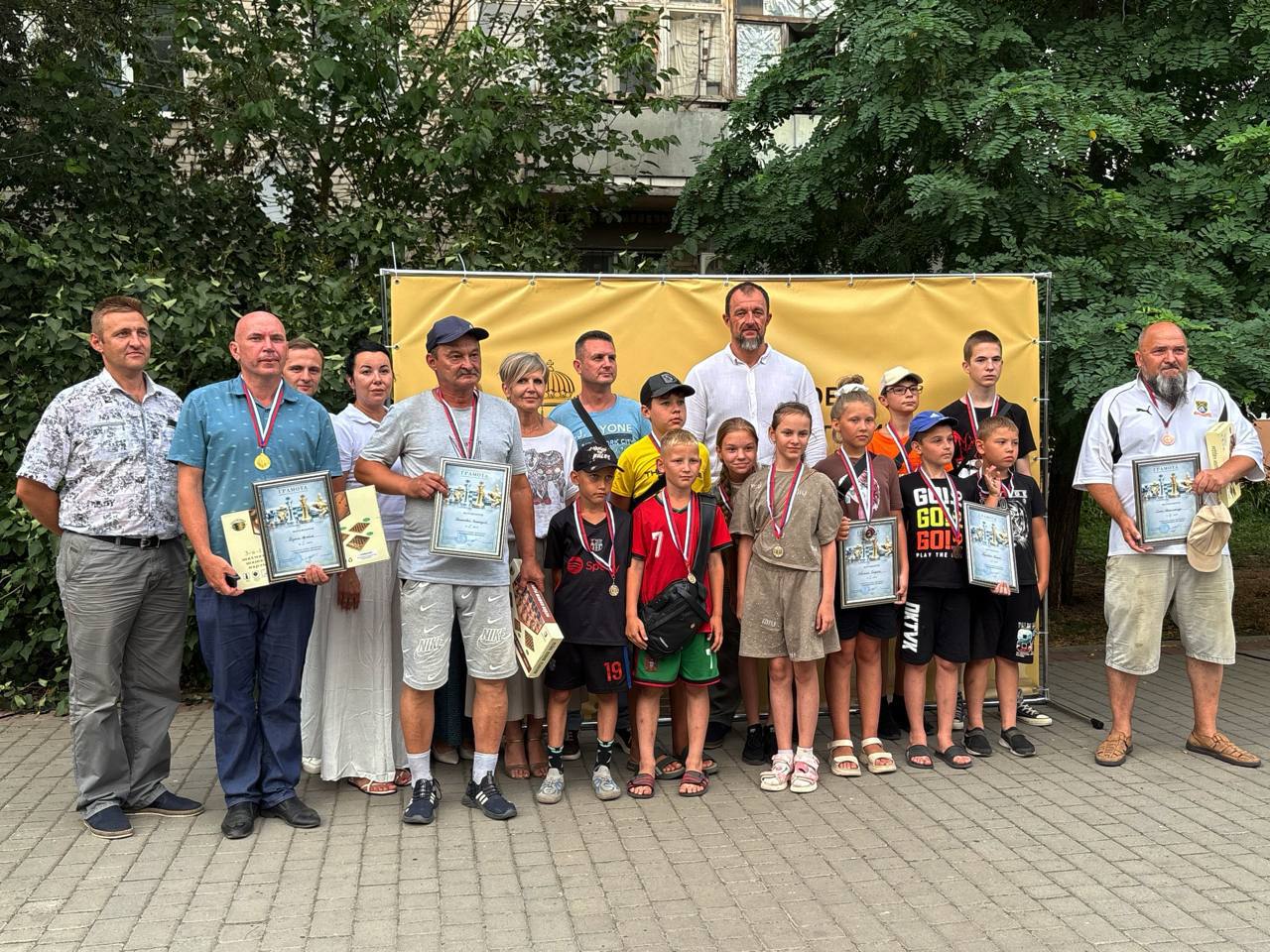 На бульваре Гайдара открыли шахматную площадку После открытия прошел блиц-турнир, концерт и множество интерактивных зон для всей семьи. Праздничную атмосферу создавали клоун "Кнопа" и коллективы Центра культуры и искусств "Нефтехимик". Шахматные столы были переданы городу Российским военно-историческим обществом. Срочно Бердянск‼ Наш бот