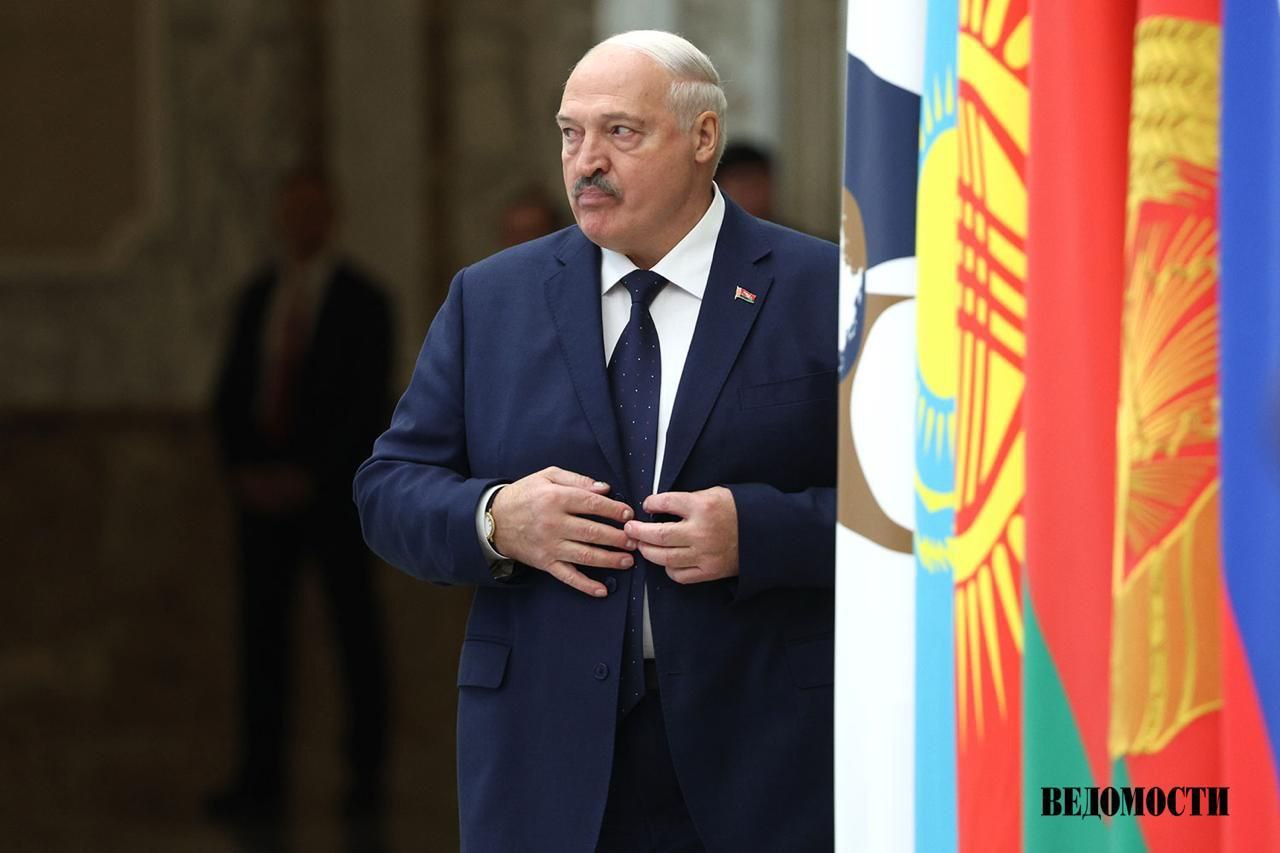 Александр Лукашенко назвал криптовалюту одним из вариантов ухода от долларовой зависимости Он попросил доложить о мерах по увеличению электропотребления в стране и предложениях по развитию электроэнергетики а также связанных с ней отраслей У нас сейчас весь мир болеет глобальной проблемой уйти от зависимости от одной валюты доллара И этот процесс будет нарастать И криптовалюта является наверное одним из вариантов ухода сказал Лукашенко цитата по БелТА Президент Белоруссии отметил что волатильность наверное будет но волков бояться в лес не ходить Подпишитесь на Ведомости