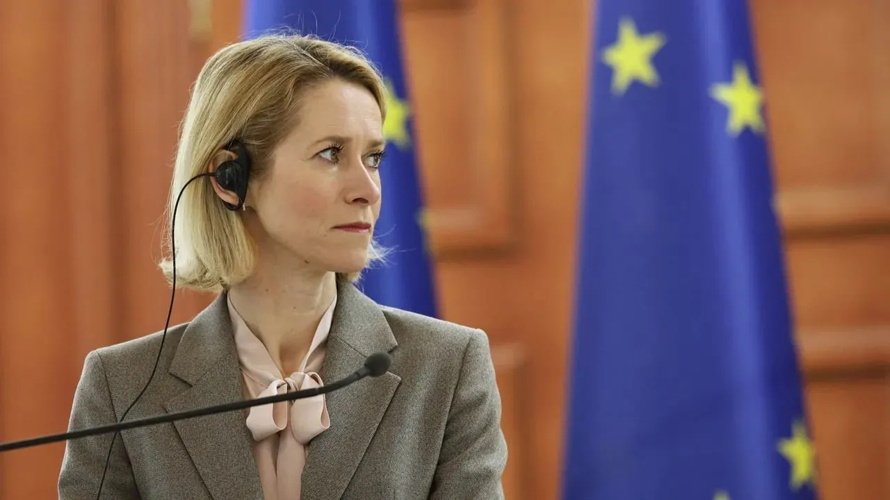 Кая Каллас выступила за санкции ЕС против израильских поселенцев Глава дипломатии ЕС рассчитывает на прогресс по мерам в отношении незаконных поселений на Западном берегу Глава внешнеполитического ведомства Европейского союза Кая Каллас заявила о поддержке введения санкций против израильских поселенцев на оккупированных палестинских территориях Выступая перед СМИ в Брюсселе перед встречей глав МИД стран ЕС она выразила надежду что союз сможет продвинуться в этом вопросе Я надеюсь что нам удастся добиться прогресса заявила Каллас Речь идет о возможных мерах против израильтян участвующих в незаконном захвате земель на Западном берегу реки Иордан При этом по словам Каллас страны ЕС пока не смогли договориться о приостановке части соглашения об ассоциации с Израилем касающейся торговли Она также отметила что Евросоюз рассмотрит инициативу Франции и Швеции по ужесточению мер в отношении товаров из израильских поселений Будьте в курсе последних новостей с TRT на русском