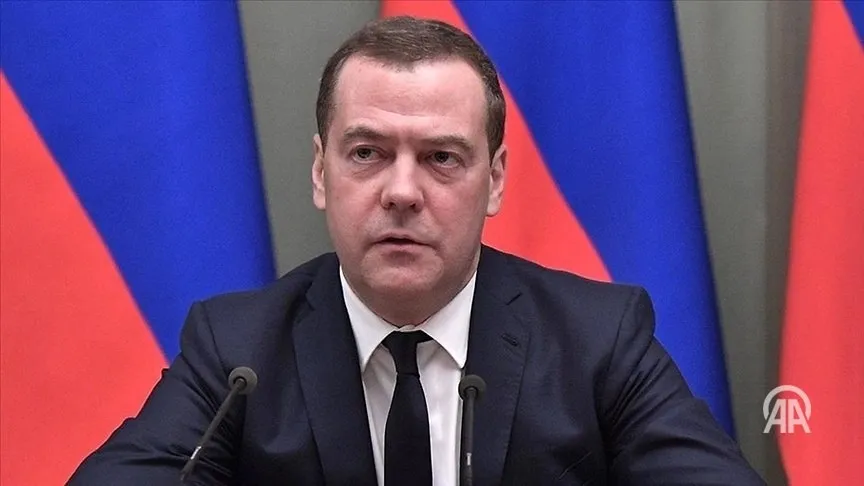 Медведев усомнился в готовности США защищать Европу в случае конфликта с РФ Зампред Совбеза РФ Дмитрий Медведев выразил сомнение что США вступятся за Европу в случае возможного конфликта с Россией Сработает ли статья 5 Вашингтонского договора и вступятся ли Штаты за Европу в случае начала конфликта с Россией Вопрос совсем не праздный если иметь в виду что безумные европейские лидеры вовсю разгоняют тему войны с нашей страной а Франция и Польша как нынешние передовики милитаристской русофобии даже начали подготовку к совместным ядерным учениям Плюс производство БПЛА для Киева на территории ряда европейских стран внесло дополнительное напряжение в предгрозовую атмосферу на континенте написал Медведев в своем Telegram канале Подробнее на нашем сайте v aa com tr 3913537 24 7 в сутки с Агентством Анадолу