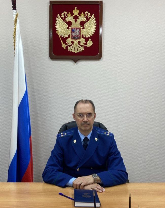 В Собинке назначен прокурор  Приказом Генерального прокурора Российской Федерации от 17 09 2025 года 1057 к старший советник юстиции Андрей Вячеславович Широких назначен на должность Собинского межрайонного прокурора  Андрей Вячеславович родился в 1974 году в городе Йошкар Оле в 1996 году окончил Ивановский государственный университет по специальности юриспруденция  Профессиональную карьеру начал в должности помощника Муромского городского прокурора затем работал следователем Муромской городской прокуратуры заместителем прокурора и прокурором Селивановского района Кольчугинским межрайонным прокурором прокурором города Владимира последняя занимаемая должность Владимирский природоохранный прокурор