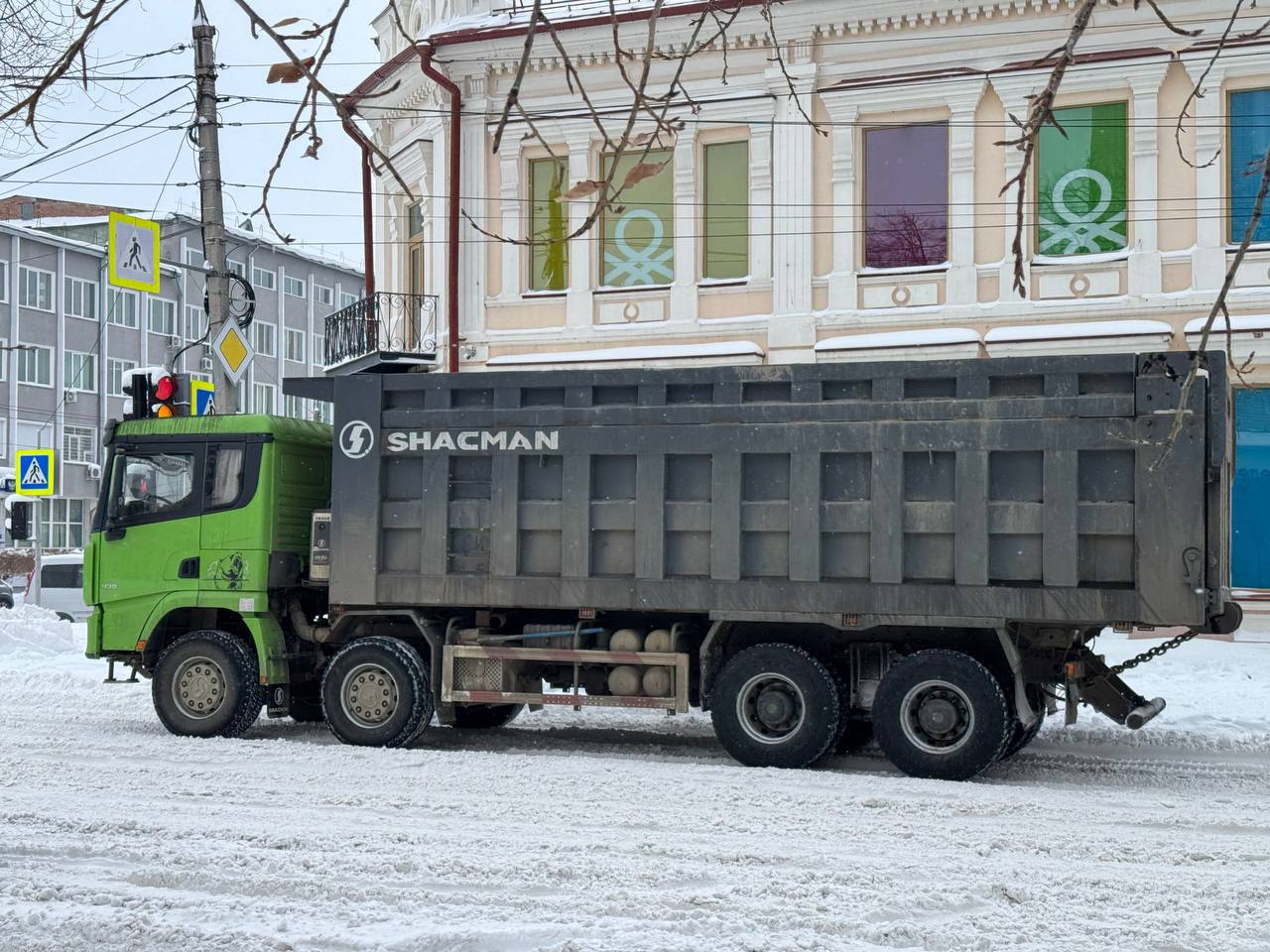 В Благовещенске определили места для временного складирования снега  Площадками могут пользоваться управляющие компании, предприятия и горожане, которые убирают город от снега и из-за непростой дорожной обстановки не могут вывезти его на полигон отходов   Адреса площадок, куда можно вывезти снег:  - Старое Новотроицкое шоссе - Гражданская - Новотроицкое шоссе  территория вдоль «Венеции»  - Старое Новотроицкое шоссе – Кольцевая  - Нагорная  через дорогу от компании «31 Блок», Нагорная, 43    АКС, в свою очередь, призывает горожан не складировать снег у трансформаторных подстанций и насосных станций. Сотрудники не могут  попасть в трансформаторные подстанции и насосные станции, подъехать к опорам с приборами учёта. В случае аварийного отключения специалисты АКС не смогут оперативно попасть на объект и произвести переключение, вследствие чего, жители будут на длительный срок оставаться без ресурса.