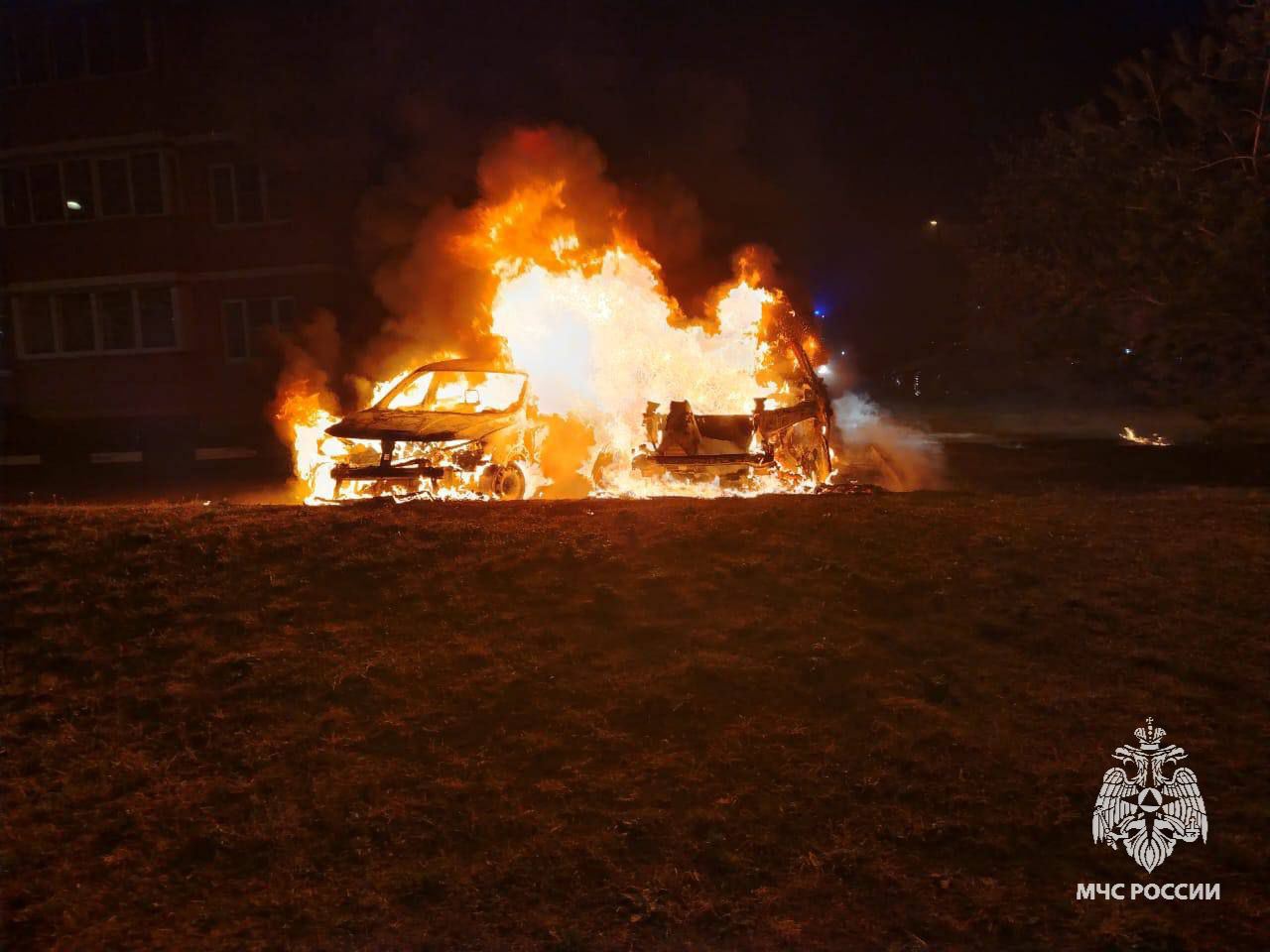 В Новомосковске ночью на улице Дружбы сгорели два автомобиля.  В Новомосковске в ночь на 1 октября на улицы Дружбы загорелись два автомобиля. Выезжали 2 пожарных расчета ПСЧ-25.  Как сообщили в пресс-службе регионального МЧС, пострадавших нет. Причина возгорания устанавливается.     Тула. Происшествия  Наш ВКонтакте    Прислать новость: