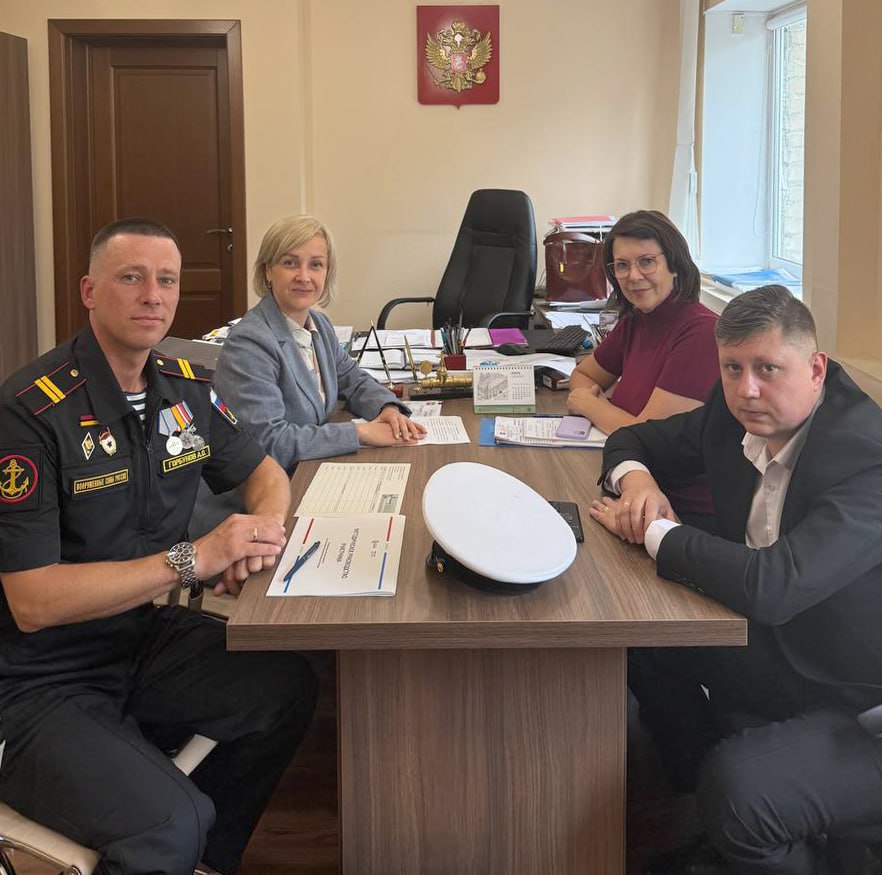 Участник программы «Герои Южного Урала» сегодня работает на коммунальном объекте в Златоусте  Гвардии младший сержант Александр Горбунов решил вернуться в систему ЖКХ. Он проходит стажировку в соответствующем министерстве.  «Я пришел сюда за новым опытом и знаниями, чтобы развиваться профессионально и делиться своими идеями и предложениями. Для меня важно развивать межведомственное взаимодействие и создавать условия для повышения качества услуг населению», — подчеркнул Александр Горбунов.    / Прислать новость