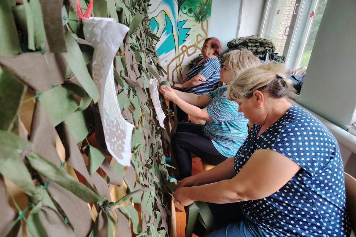 Жители Саратовской области плетут маскировочные сети для бойцов в зоне спецоперации    Союз Женщин России Приволжского округа запустил акцию «Узелок Победы», приглашая всех желающих поддержать военнослужащих. Жительницы посёлка Правда Ртищевского района активно присоединились и сплели 10 маскировочных сетей.    Пять сетей передали землякам-односельчанам, участвующим в СВО. Каждая сеть сделана с заботой и любовью, а внутрь вложены иконки для поддержки бойцов.    Добро   Саратовская область