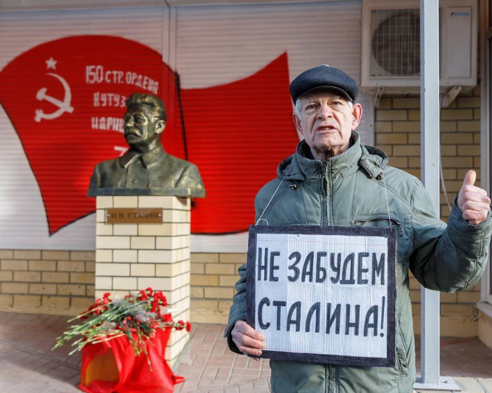 В Находке откроют памятник Иосифу Сталину  В предстоящие выходные в Находке возле здания горкома КПРФ будет установлен памятник Иосифу Сталину. Открытие бюста приурочено к предстоящему 80-летнему юбилею Победы в Великой Отечественной войне. Как рассказал депутат Заксобрания Приморья и лидер местных коммунистов Эльсевар Габибов, памятник был создан на средства народного сбора при поддержке партийной организации. Автор бюста — владивостокский скульптор Илья Топчий.     / Реклама